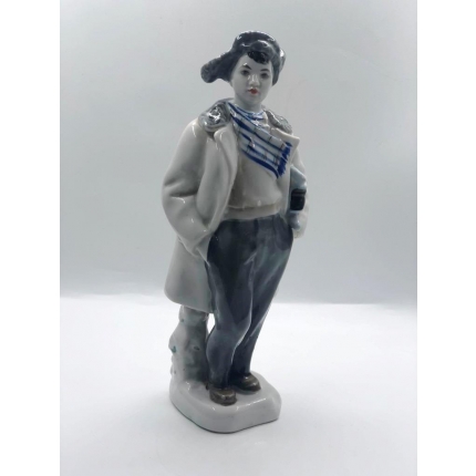 Фарфоровая статуэтка "Мальчик с коньками" СССР ЛФЗ 1960 г   