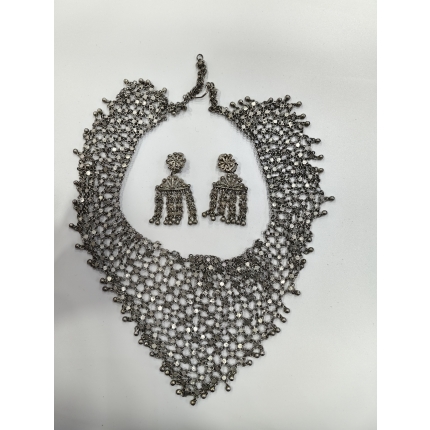 Серебряное колье и клипсы.