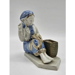Фарфоровая статуэтка "Вышивальщица" Спичечница.