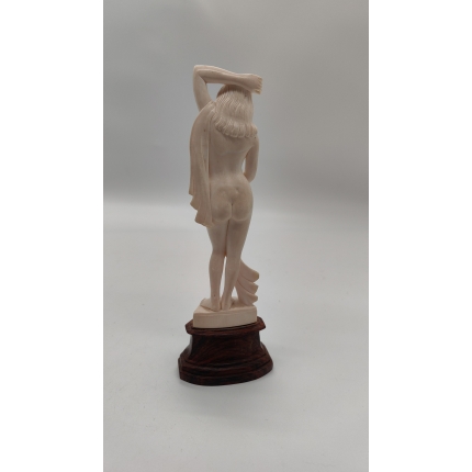 Скульптура "Дева"