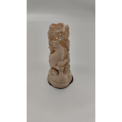 Подсвечник из кости.