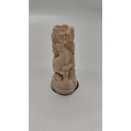 Подсвечник из кости.