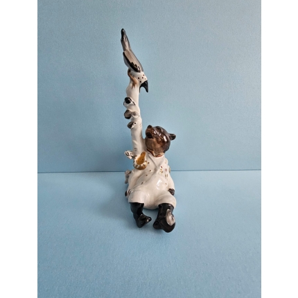 Фарфоровая статуэтка " Медведь на воеводстве"