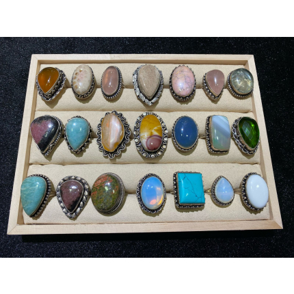 Серебряные кольца с натуральными камнями.