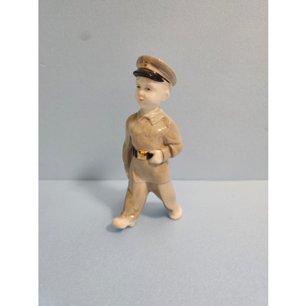 Фарфоровая статуэтка "Школьник"