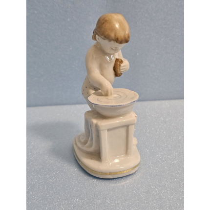 Фарфоровая статуэтка " Девочка с тазиком" 