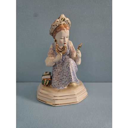 Фарфоровая статуэтка " Малахитовая шкатулка"