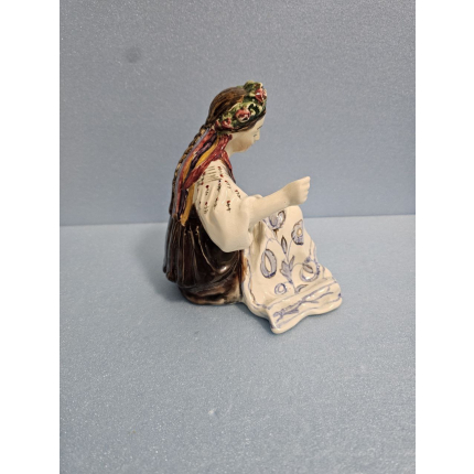 Фарфоровая статуэтка " Украинка вышивает ковер "