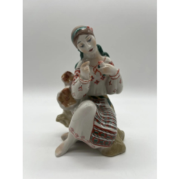 Фарфоровая статуэтка " Гадание на ромашке"