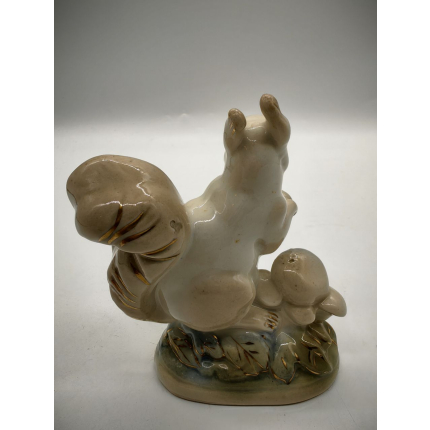 Фарфоровая статуэтка "Белочка с грибами" Гжель