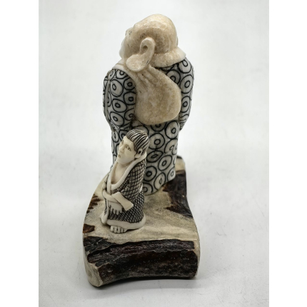 Статуэтка нэцке на подставке. Из камня.