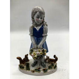 Фарфоровая статуэтка " Девочка с белочками" Германия.