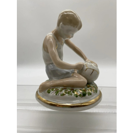 Фарфоровая статуэтка " Юный футболист"