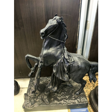 Скульптура " Конь с упавшим всадником"