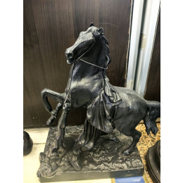 Скульптура " Конь с упавшим всадником"