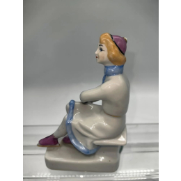 Фарфоровая статуэтка " На котке" ЗКХ