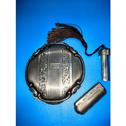 Антикварный серебряный футляр для помады и пудреница.