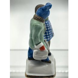 Фарфоровая статуэтка " Прогулка"