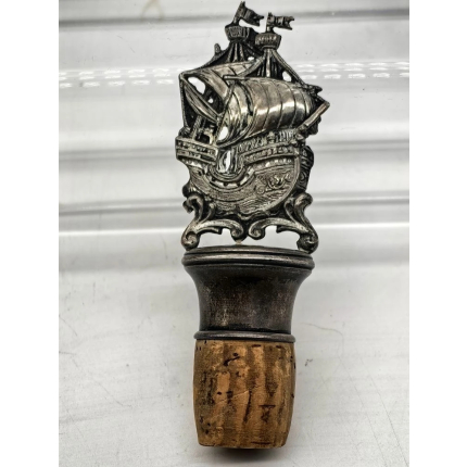 Пробка для вина с серебряным кораблем.