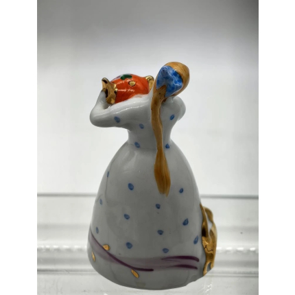 Фарфоровая статуэтка "Девушка с чайником" Дулево.