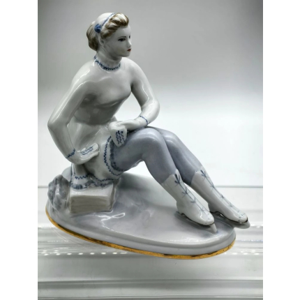 Фарфоровая статуэтка " Фигуристка- физкультурница"