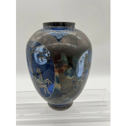 Венецианская старинная ваза с серебряной узорной накладкой.