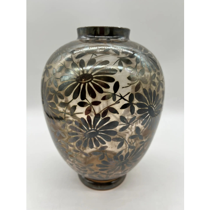 Винтажная декоративная ваза серебряным узором.