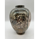 Винтажная декоративная ваза серебряным узором.